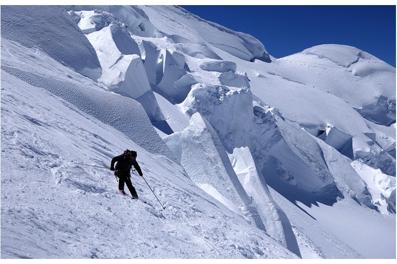 skieur profitant de la descente de la face nord du mont blanc avec en image des énormes blocs de neige et crevasses